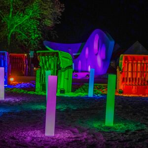 Lichtillumination am Strand, im Vordergrund Strandkörbe zu sehen, im Hintergrund der Walfisch an der Promenade