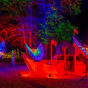 Der beleuchtete Spielplatz am Nordstrand, hier: das Piratenschiff